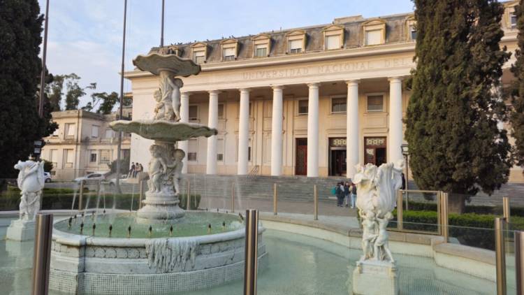 La canasta universitaria en Bahía Blanca superó los $800.000 en mayo