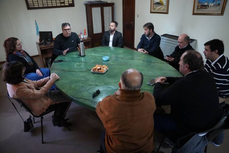 Batakis y Moccero recorrieron la obra de electrificación del nuevo loteo municipal en Huanguelén