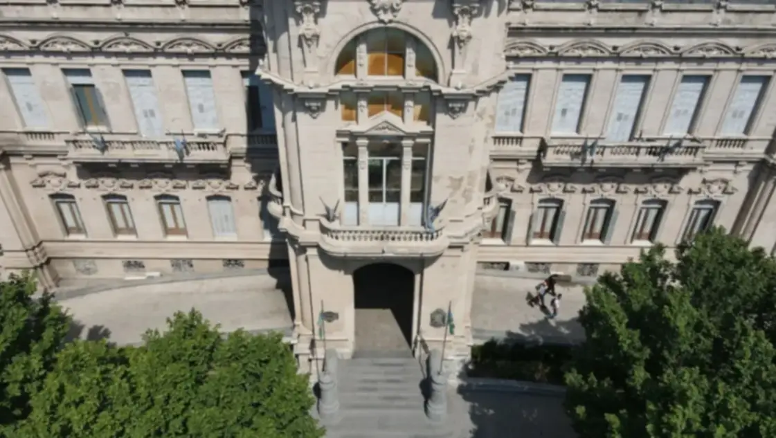 ¿Cómo puede afectar la reforma laboral de Milei a los empleados estatales de provincias y municipios?