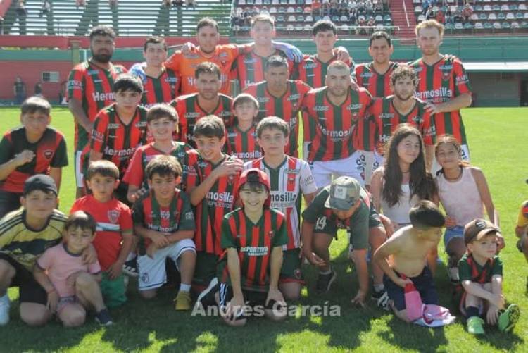Atlético Huanguelén goleo a Deportivo Sarmiento y quiere asegurar su clasificación