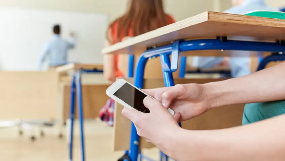 Ya rige la prohibición de usar celulares en escuelas de la provincia de Buenos Aires