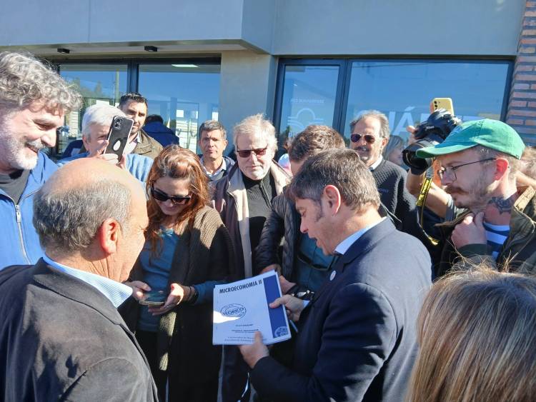 Axel Kicillof en Suarez,  visito el CEF 70 y CREUS 