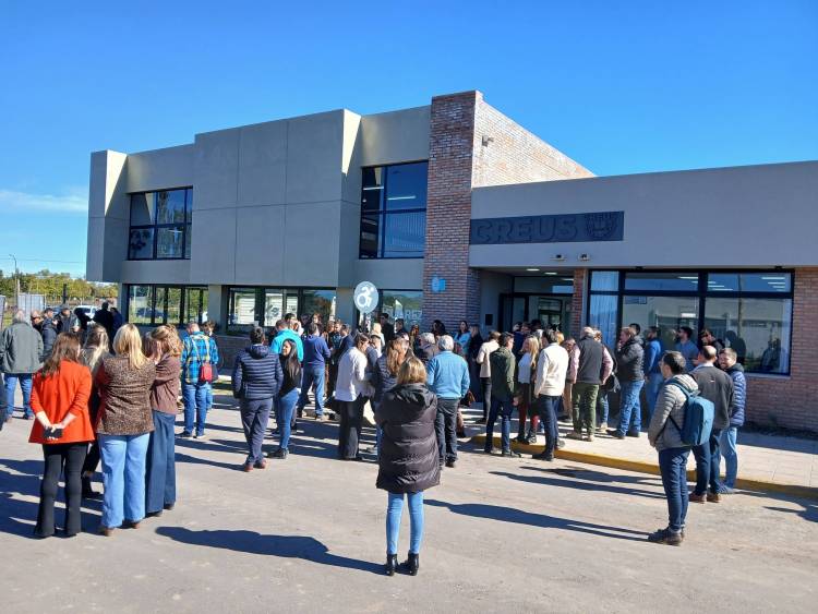 Axel Kicillof en Suarez,  visito el CEF 70 y CREUS 