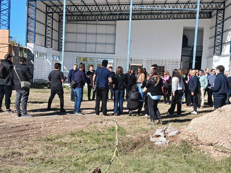 Axel Kicillof en Suarez,  visito el CEF 70 y CREUS 