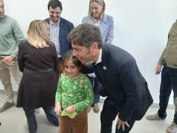 Axel Kicillof en Suarez,  visito el CEF 70 y CREUS 