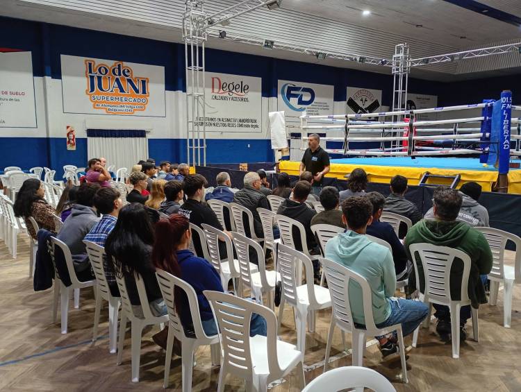 Clínica de Boxeo con el arbitro de la FAB Daniel Dotti, en el "Club El Progreso" de pueblo Santa Maria