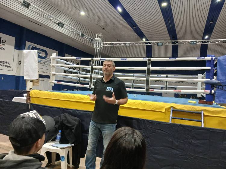 Clínica de Boxeo con el arbitro de la FAB Daniel Dotti, en el "Club El Progreso" de pueblo Santa Maria