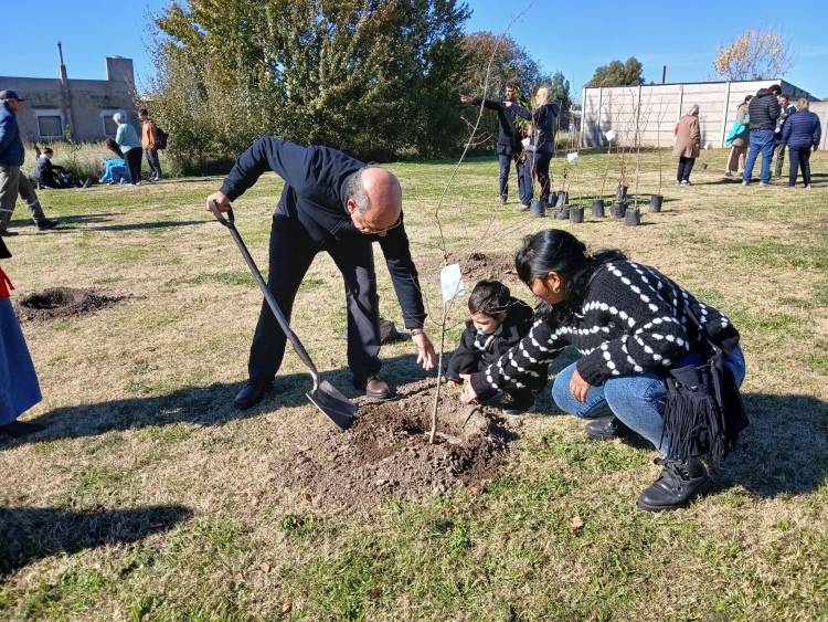 En el marco de su 139 aniversario en Santa Maria se plantaron árboles