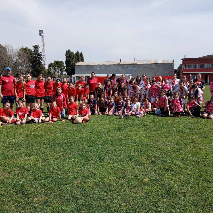 Encuentro de fútbol femenino Sub 10 y Sub 13 en Independiente de pueblo San José