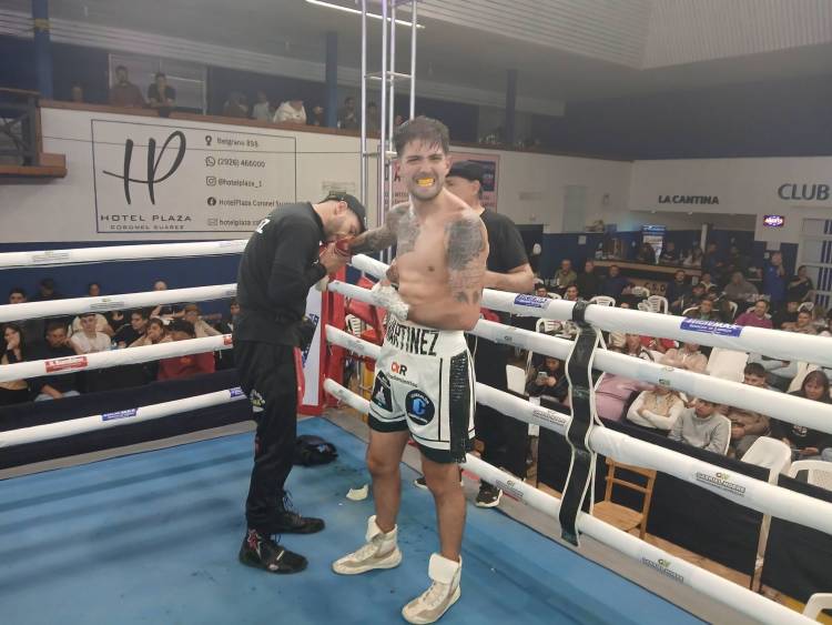 Matias Martinez representando a Club El  Progreso gano por nocaut en la pelea profesional de fondo