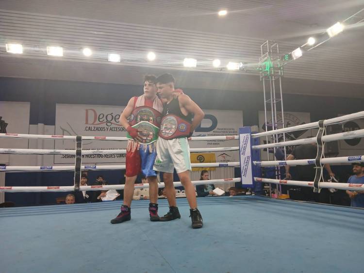 Matias Martinez representando a Club El  Progreso gano por nocaut en la pelea profesional de fondo