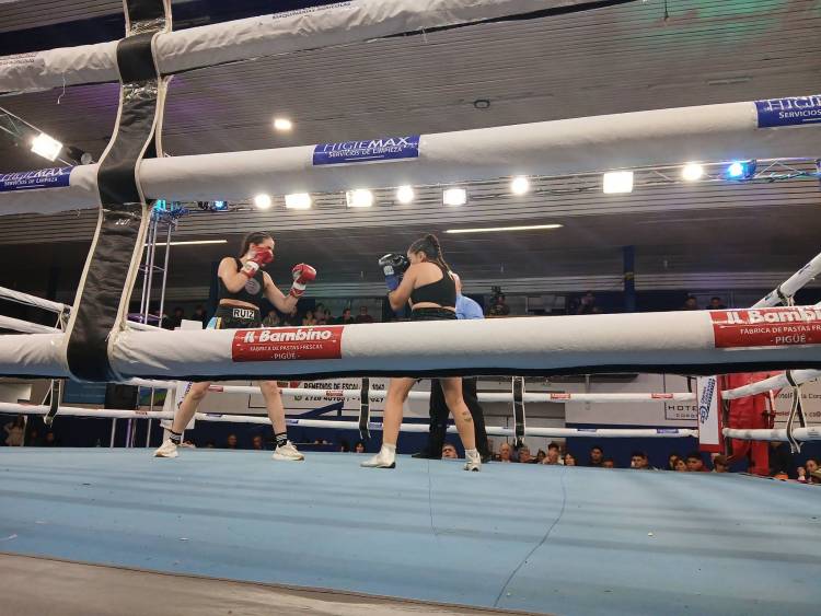 Matias Martinez representando a Club El  Progreso gano por nocaut en la pelea profesional de fondo