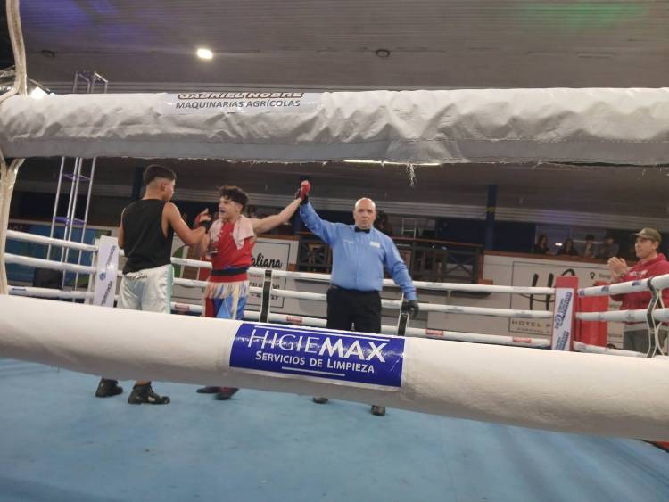 Matias Martinez representando a Club El  Progreso gano por nocaut en la pelea profesional de fondo