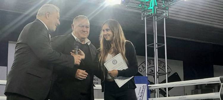 Matias Martinez representando a Club El  Progreso gano por nocaut en la pelea profesional de fondo