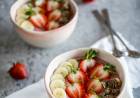 'Smoothie bowl' de fresas, plátano y granola