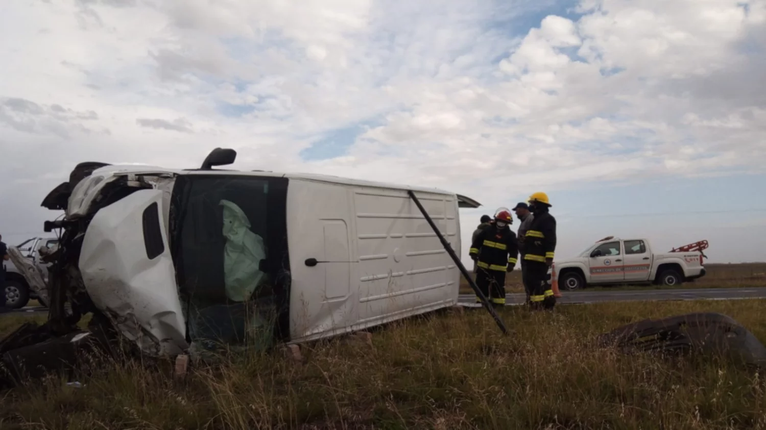 Una combi volcó en la ruta 51 tras chocar con un camión