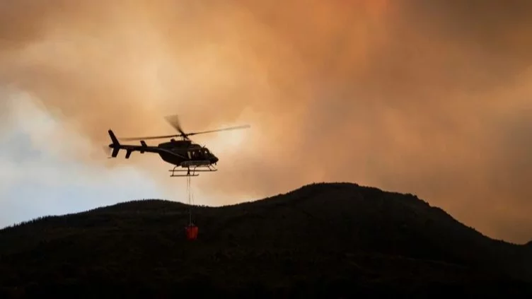 Cae un helicóptero que combatía los incendios en Neuquén y mueren sus ocupantes