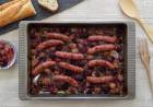 Salchichas o longanizas al horno con uvas y romero: receta fácil para comer o cenar bien y manchar muy poco