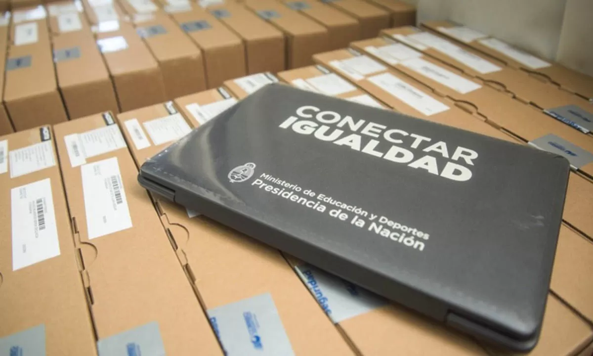 Gobierno anuncia entrega de 1,7 millones de netbooks a estudiantes de secundaria
