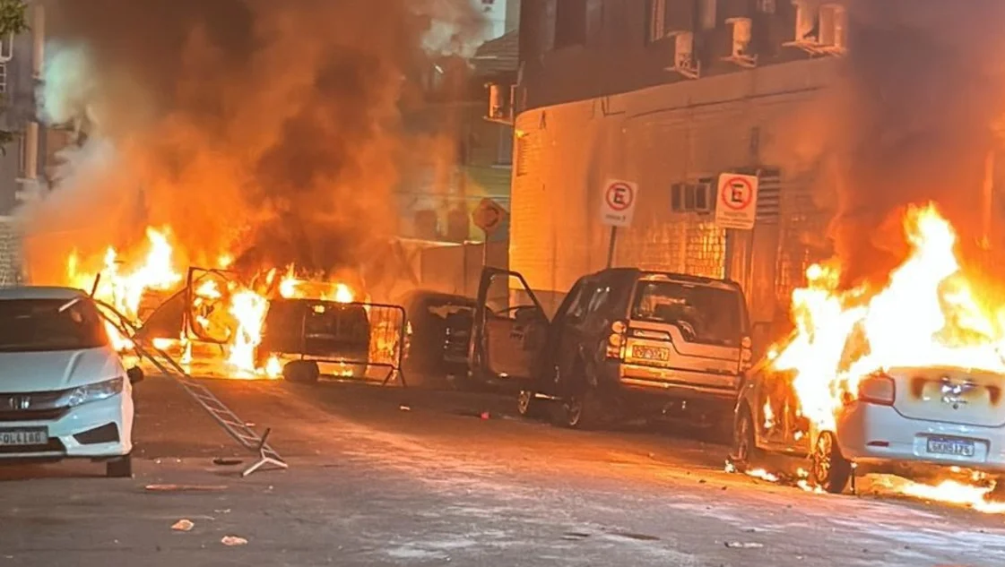 Los hinchas de Santos provocaron destrozos e incendios después del histórico descenso