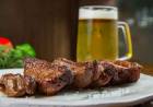 Cómo hacer una tira de asado tierna a la cerveza