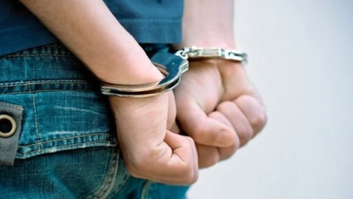 Condenaron a un policía por distribuir material de abuso sexual infantil