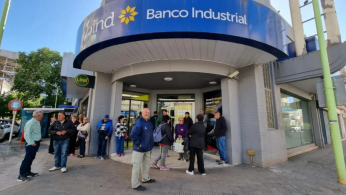 Los bancos dejan el horario de verano y vuelven a funcionar hasta las 15 horas