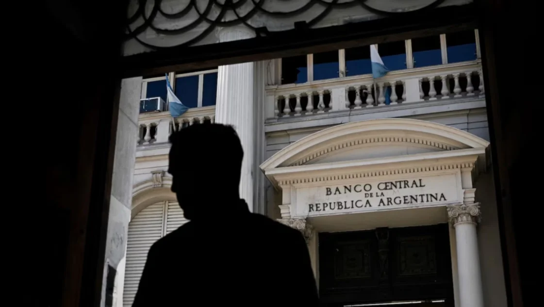 Milei prometió US$50 mil millones de reservas para mayo, pero el saldo final quedó lejos de lo anunciado