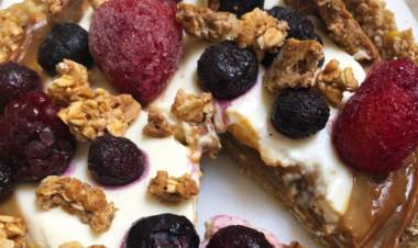 Tarta light de dulce de leche, banana y frutos rojos