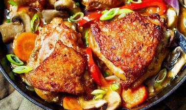 Una sartén de pollo con salsa cajún de ajo