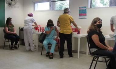 Los bonaerenses menores de 40 empiezan a ser vacunados antes de fin de mes