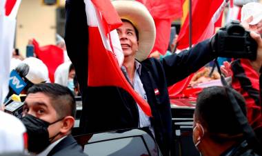 Elecciones en Perú: Pedro Castillo, a punto de cantar victoria