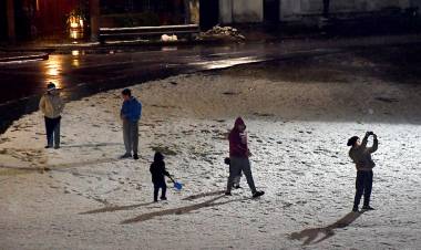 La intensa nevada en Córdoba llegó a la capital por primera vez en 14 años
