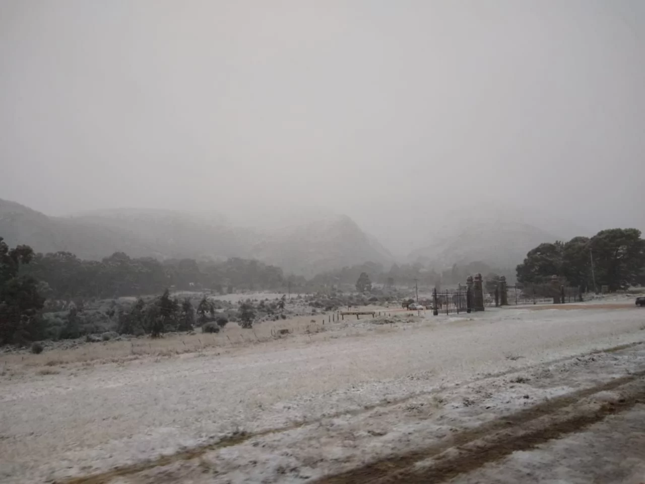 Una intensa nevada pintó todo de blanco en la Comarca Serrana