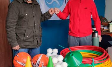 Entrega de material deportivo a clubes del distrito⠀