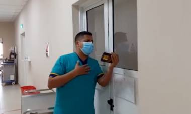 Un ambulanciero les canta a los pacientes con coronavirus para "darles un poco de alegría"
