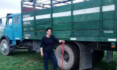 "¿Me lo das para manejar?" La historia de una camionera pringlense
