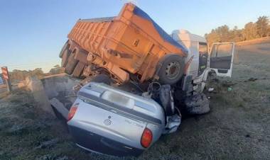 Un muerto tras impactar su auto contra un camión en ruta 3