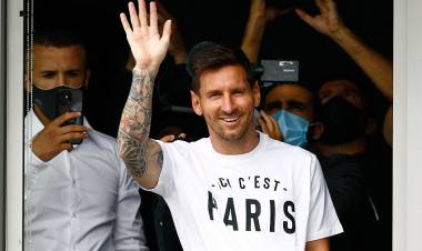 Messi acompañado por su familia llegó a París para firmar con el PSG