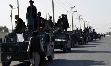 Los talibanes realizan desfile con vehículos militares de EE.UU.