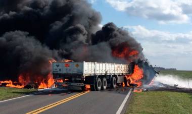 Tremendo accidente de frente entre dos camiones