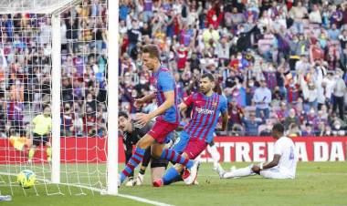 El Kun Agüero metió su primer gol con Barcelona, pero Real Madrid volvió a festejar