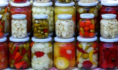 La Anmat prohibió unos pickles y tres marcas de aceite