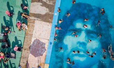 Homenaje subacuático a Diego Maradona en un balneario de Punta Mogotes