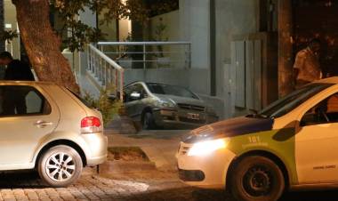 Auto quedó “colgado” en la entrada de la cochera de edificio del centro
