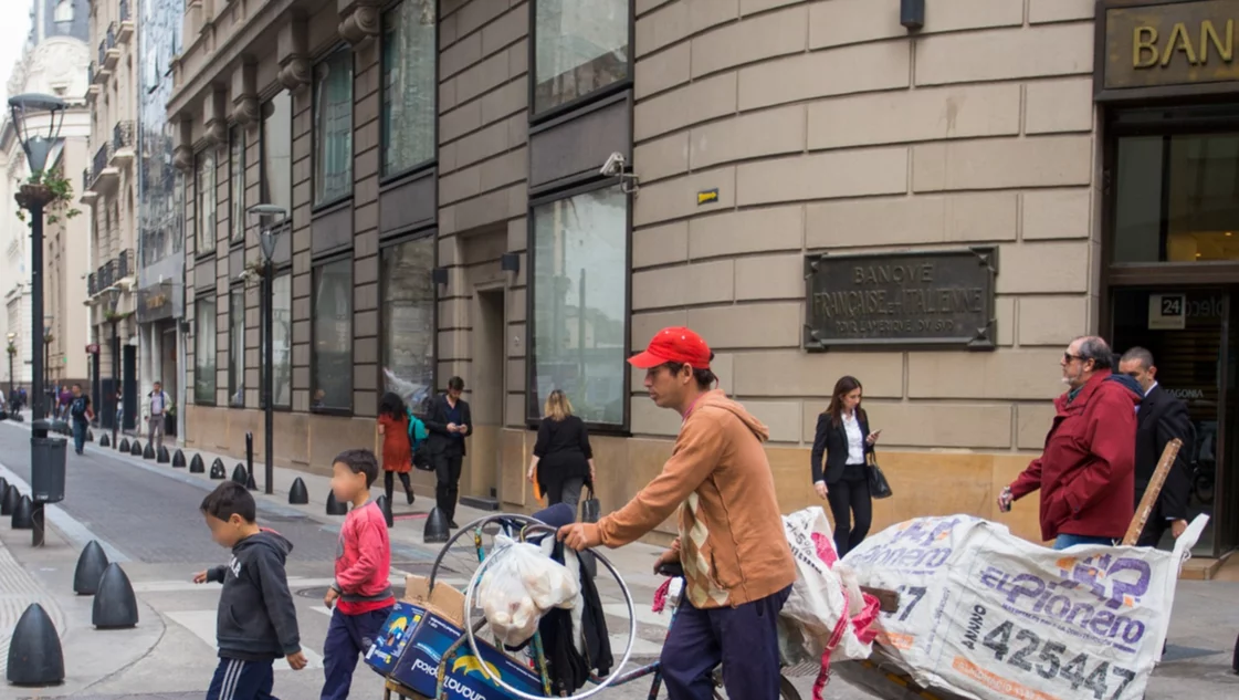 Para no ser pobre, una familia necesitó ingresos por casi $ 100.000