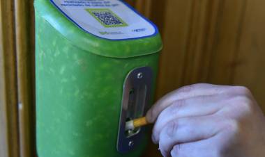 Bahia Blanca contara con ceniceros en la via publica realizados a partir del  reciclado de caños de gas