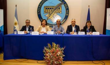 Los candidatos y candidatas al rectorado presentaron sus propuestas