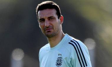 Scaloni recortó la lista a 32 integrantes y viajó a Qatar con Armani