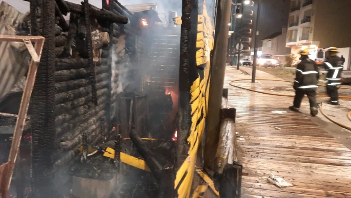 Investigan las causas del incendio de un parador en Monte Hermoso
